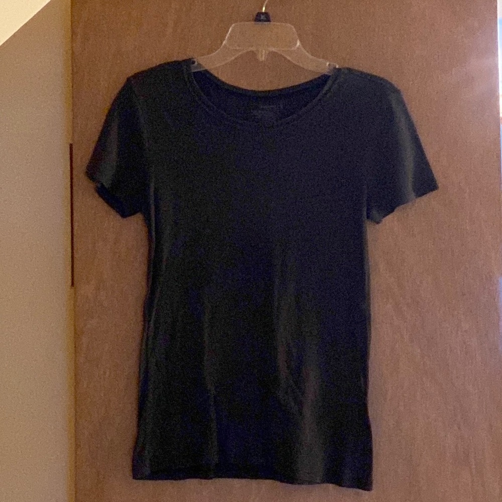 Black Old Navy tee